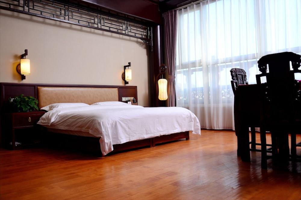 Palace 4*